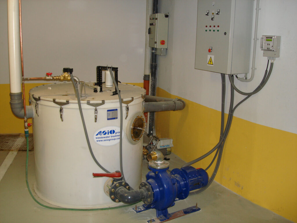 Ο λιποσυλλέκτης AS-GREASE TRAP AUTO έχει σχεδιαστεί για τη συγκράτηση λαδιών και λιπών τα οποία υπάρχουν σε υγρά απόβλητα που παράγονται από κουζίνες, από διαδικασίες παραγωγής τροφίμων, από διαδικασίες παραγωγής κρέατος κ.ά