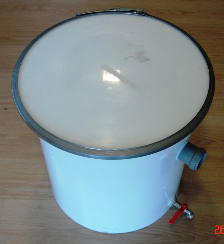 Ο λιποσυλλέκτης AS-Grease Trap mini έχει σχεδιαστεί για τη συγκράτηση λαδιών και λιπών τα οποία υπάρχουν σε υγρά απόβλητα που παράγονται από κουζίνες, από διαδικασίες παραγωγής τροφίμων, από διαδικασίες παραγωγής κρέατος κ.ά.